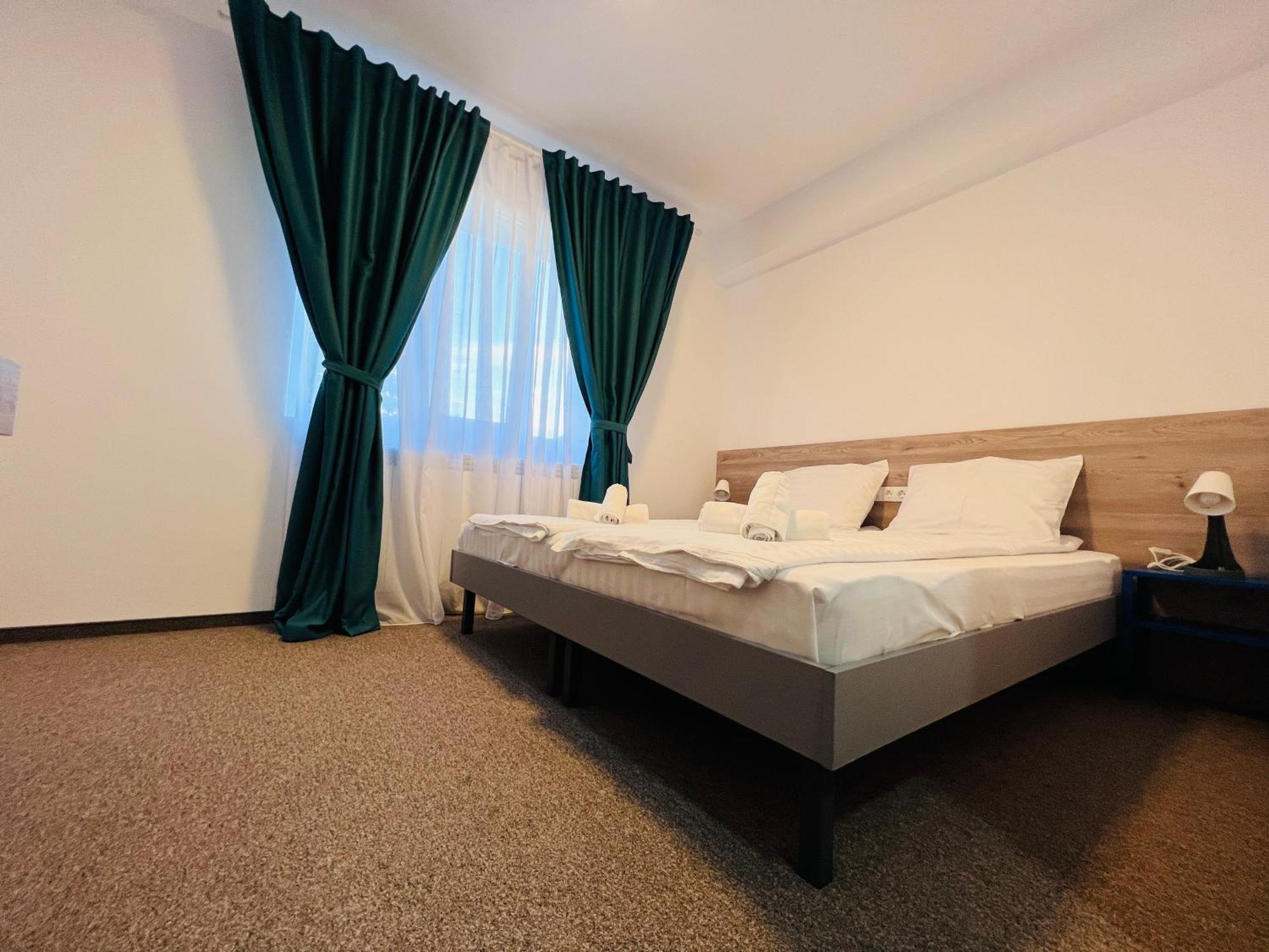 Stef Rooms Tirgu Frumos ภายนอก รูปภาพ