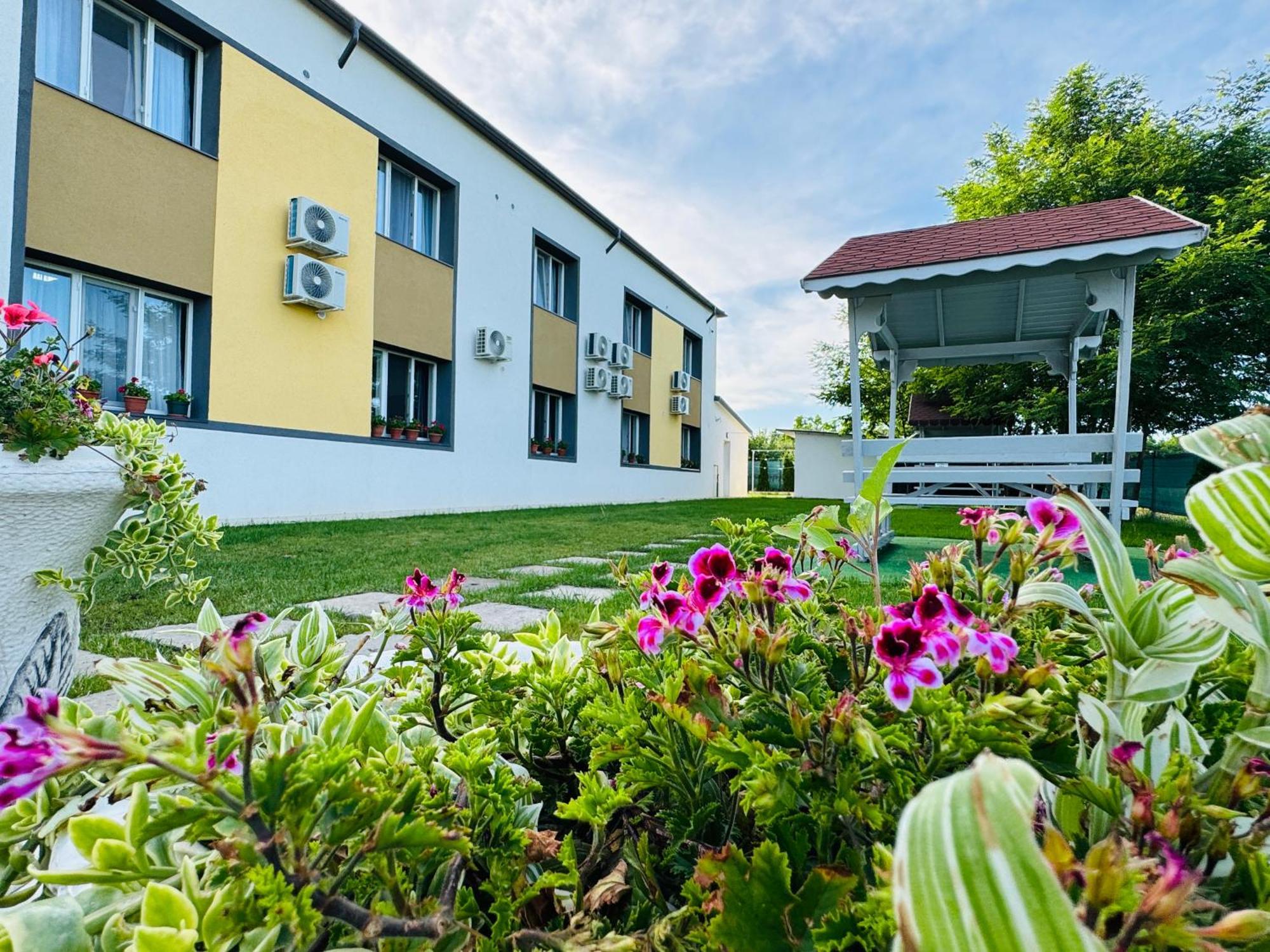 Stef Rooms Tirgu Frumos ภายนอก รูปภาพ